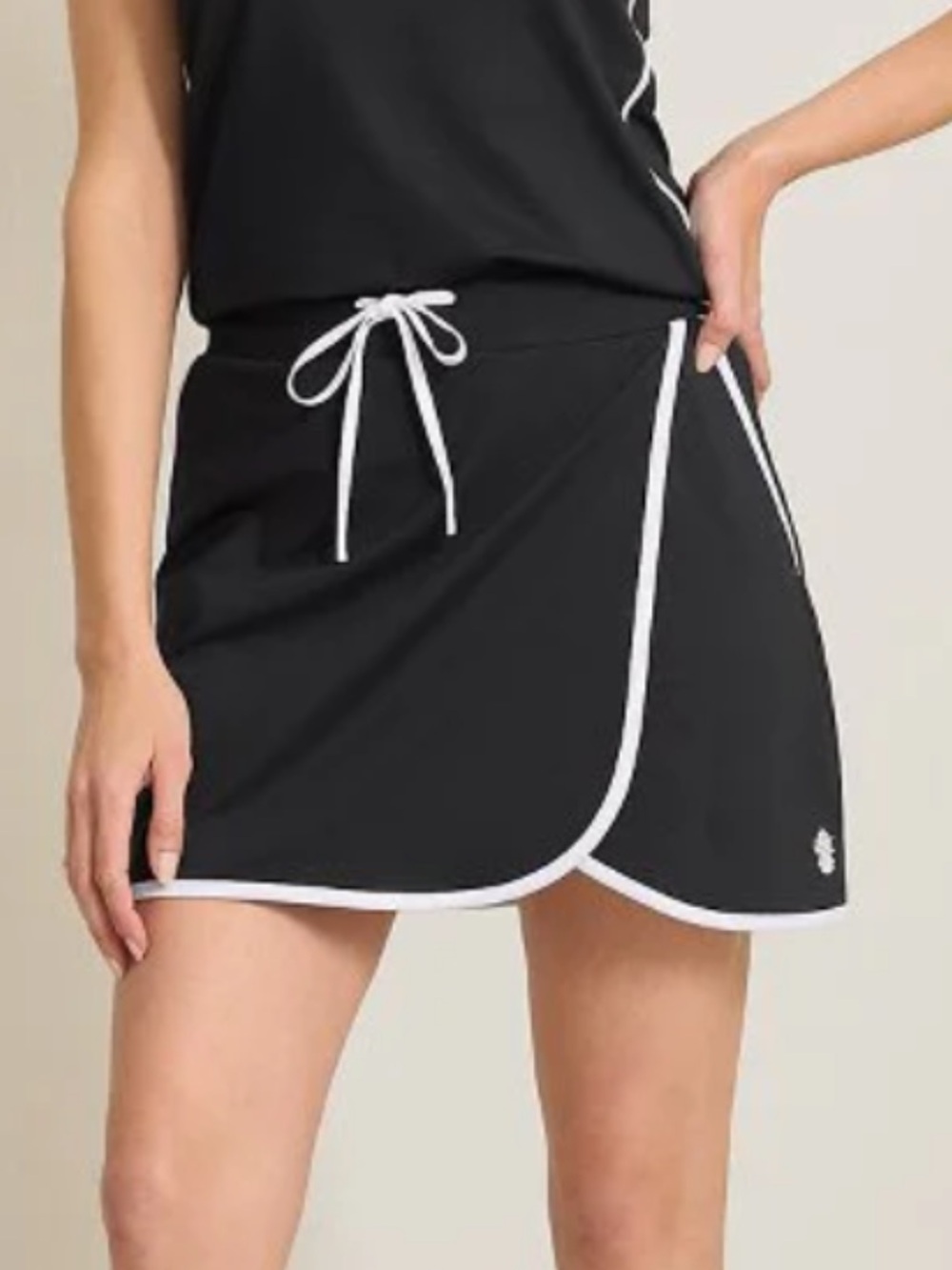 Tommy Bahama Abby Jersey Island Zone Black/White Trim Skort Women's Size M NWT